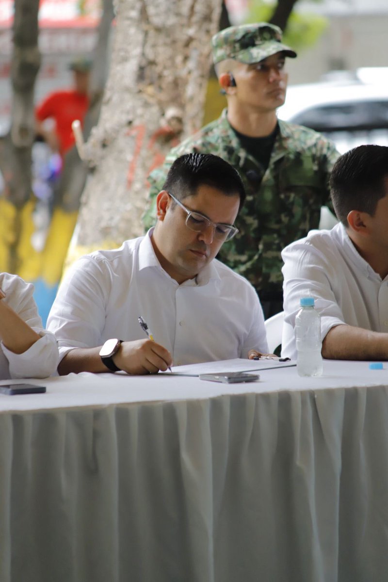 juancbocanegra's tweet photo. Acompañamos a nuestro alcalde @Jorgeacevedocuc en el Consejo Extraordinario de Seguridad donde se están adoptando importantes directrices para recuperar el orden y la tranquilidad en #Cucuta https://t.co/5kRIcrtFiT