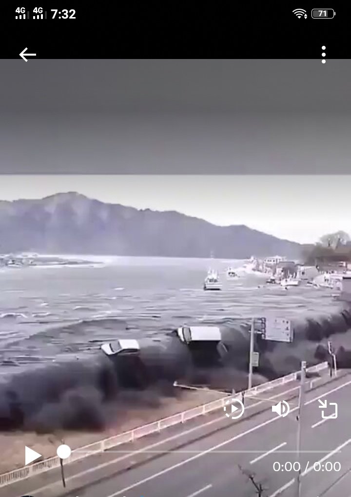 津波到達になった瞬間NHKのアナウンサーがすごい怒鳴ってる！
危機感の伝わってくるアナウンスなので北陸新潟能登半島の方逃げてください

#earthquake 
#Japan 
#震度7
#津波
#津波警報
#津波の映像
#津波到達
#最大震度7
#緊急地震速報
#大津波警報
#Tsunami