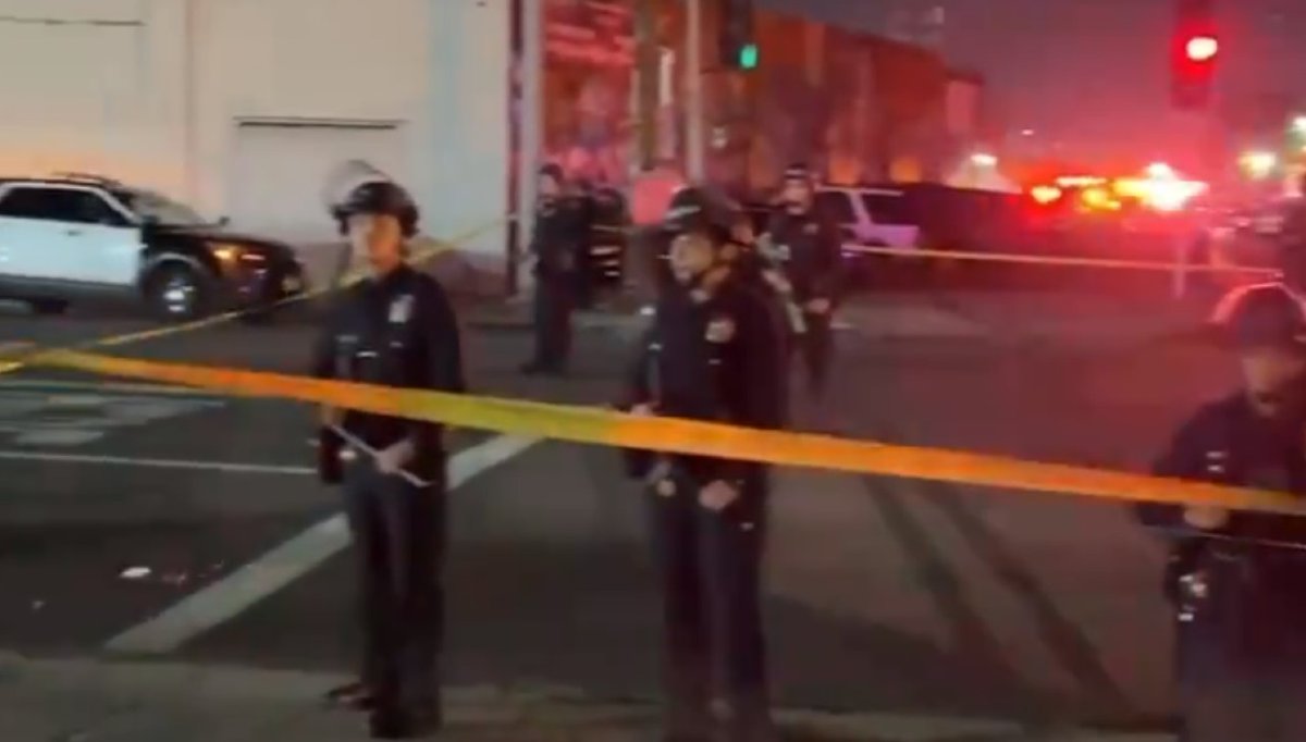 ΗΠΑ: Μια νεκρή και 4 τραυματίες από πυροβολισμούς μετά την αλλαγή του χρόνου στο Λος Άντζελες (video) dlvr.it/T0qmkM