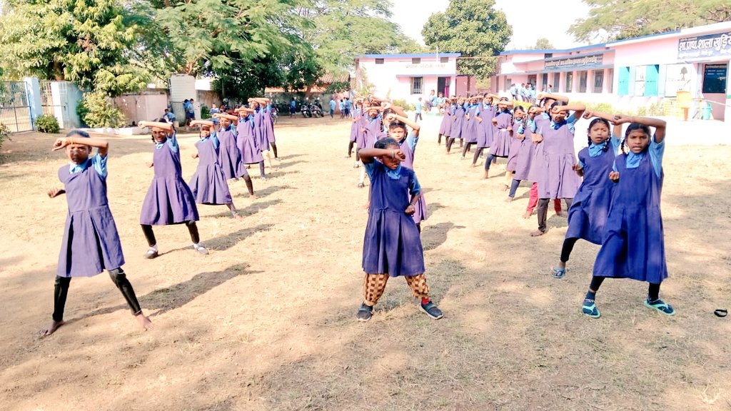 abvpcg's tweet photo. "नारी तू नारायणी" छात्रा महासंपर्क अभियान के तहत महासमुंद विभाग के अनेको विद्यालय के हजारों विद्यार्थियो से संपर्क किया गया, इस अवसर पर मिशन साहसी आत्मरक्षा अभियान भी चलाया गया। जिसमें अनेकों छात्राओं ने प्रशिक्षण प्राप्त किया। https://t.co/qaqRAmM3gb