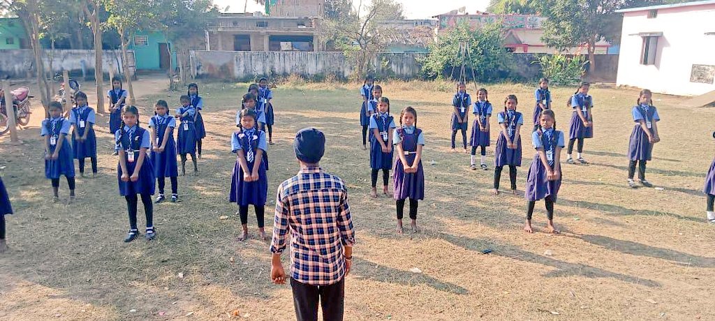 abvpcg's tweet photo. "नारी तू नारायणी" छात्रा महासंपर्क अभियान के तहत महासमुंद विभाग के अनेको विद्यालय के हजारों विद्यार्थियो से संपर्क किया गया, इस अवसर पर मिशन साहसी आत्मरक्षा अभियान भी चलाया गया। जिसमें अनेकों छात्राओं ने प्रशिक्षण प्राप्त किया। https://t.co/qaqRAmM3gb
