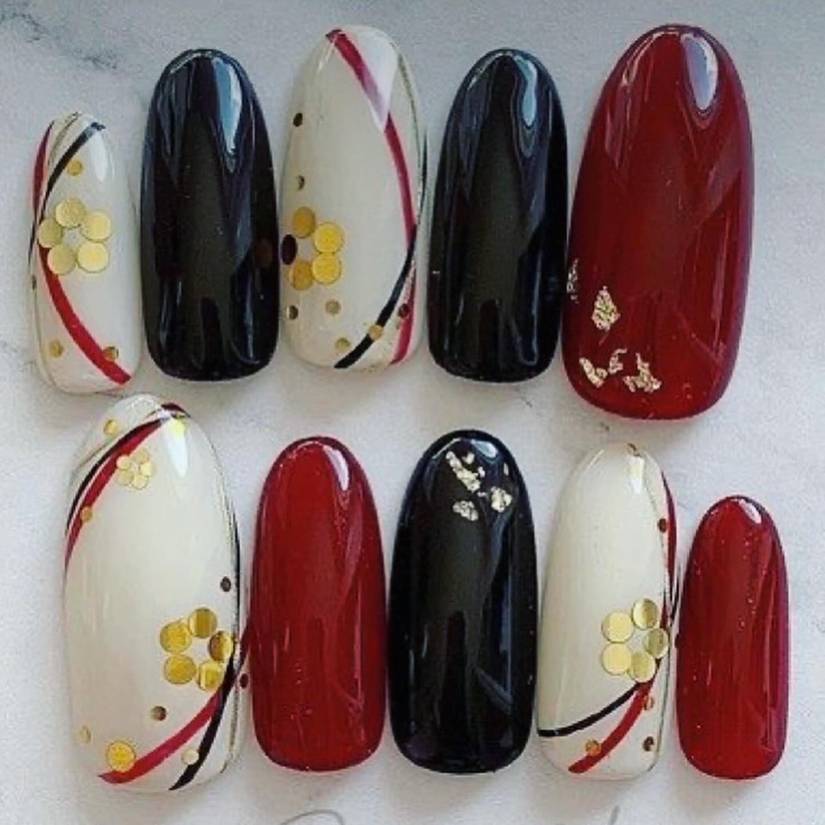 chorolin's tweet photo. 2024 New nail💅
本当は指先綺麗にして年越したかったのだけれどやっと元旦に。デザインは友達が見つけたものを参考に。了解のもと、お揃い。𝐓𝐡𝐚𝐧𝐤 𝐲𝐨𝐮
#newnails💅  #お正月ネイル2024  #赤と黒ネイル  #爪だし https://t.co/cXeMYxwYbk
