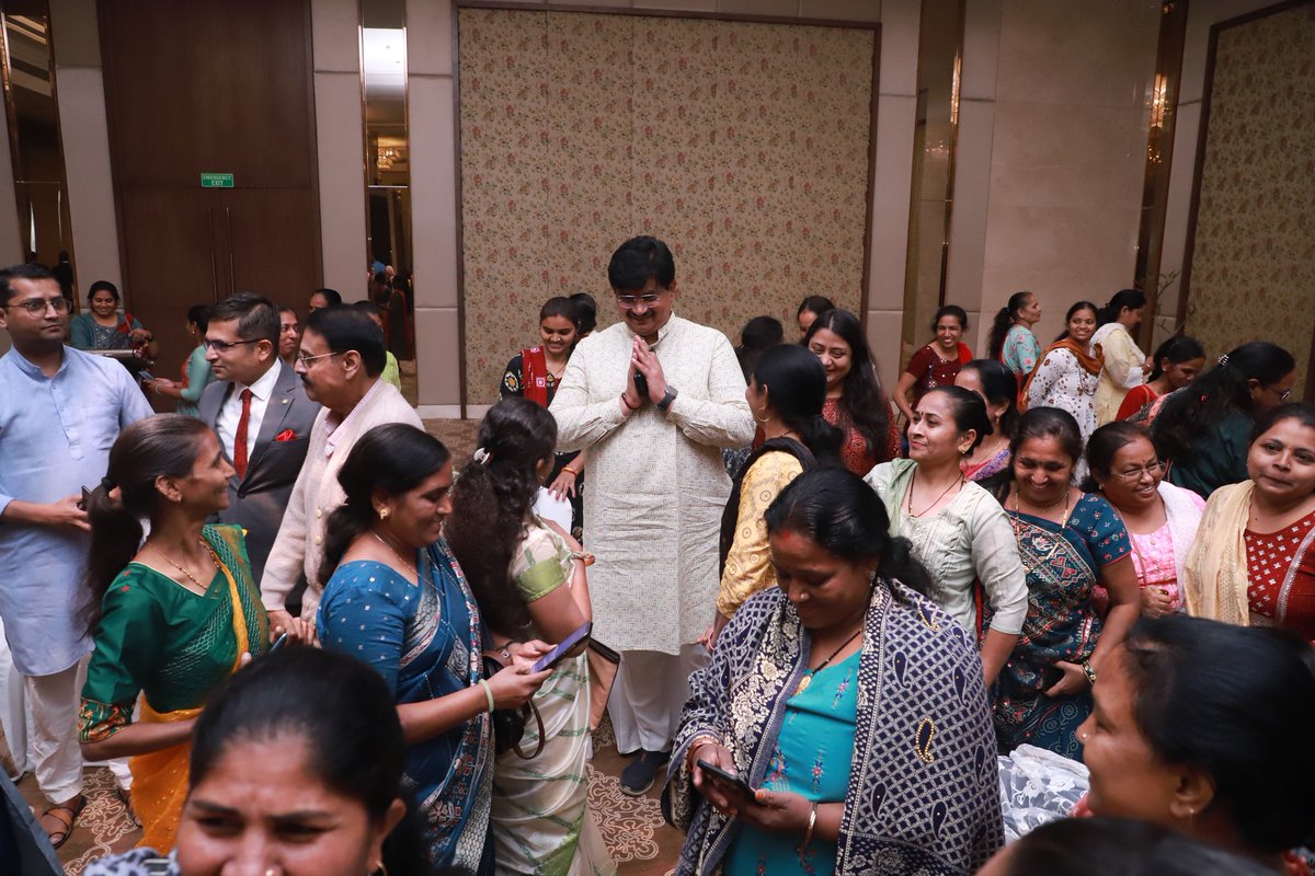 vedantthaker7's tweet photo. Lunch with 100 Asha health Workers on new year's day at Taj hotel Sindhu Bhavan to show gratitude to their work for the society. Idea by @AmitThakerBJP ji and the initiative supported by @TajHotels for this wonderful cause! 😊💯 https://t.co/5Mpoi6A0dW
