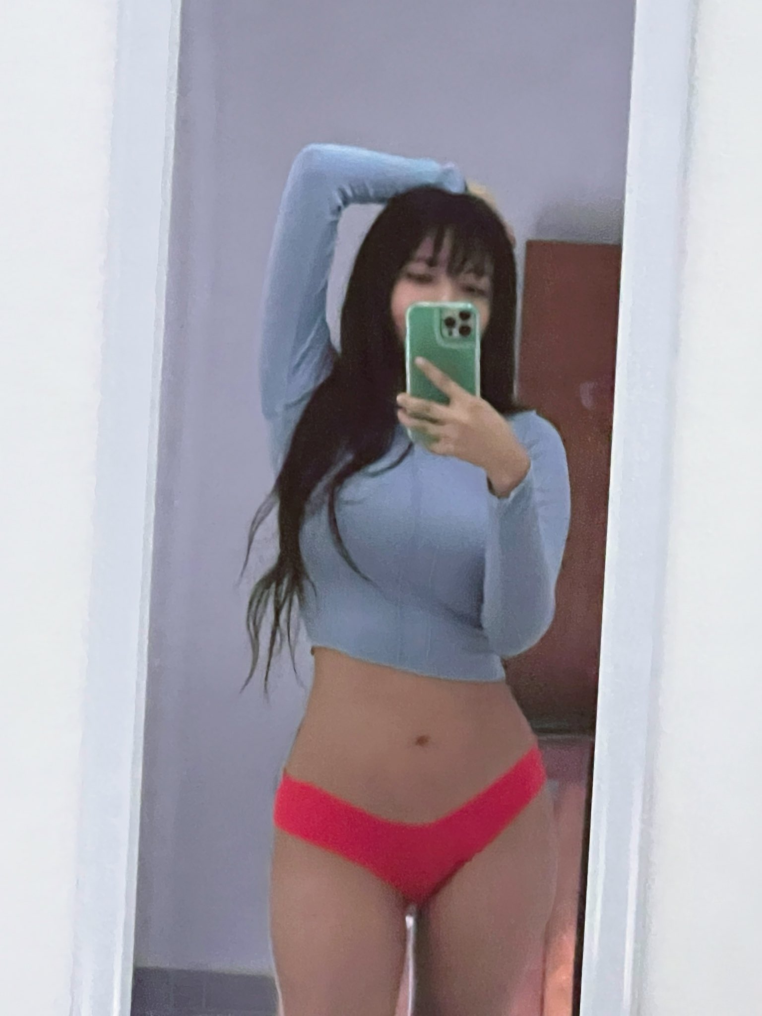 1 pic. Cómo amanecieron en su primer día del año!?! Yo me dormí con mi calzoncito rojo ❤️ 🫢 para que no me faltes tú en mi https://t.co/mbSZ0bAX6Q 🎉🎊🍾 https://t.co/Qql2J9eEZ8