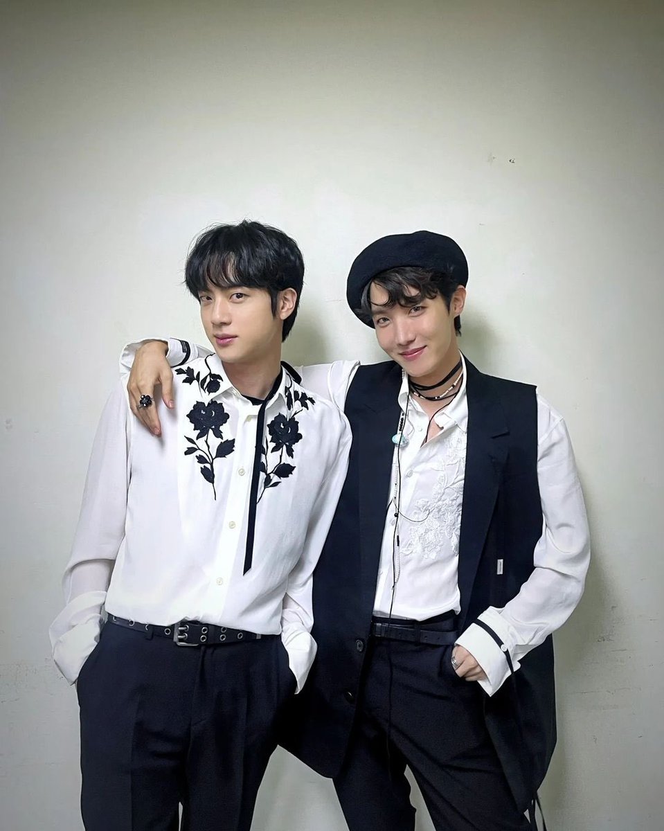 UniversBTS_'s tweet photo. 📸 Oficialmente Jin e Jhope estarão de volta este ano (2024)! Feliz Ano Novo 🤍✨😍 https://t.co/DxwuwkV6LF