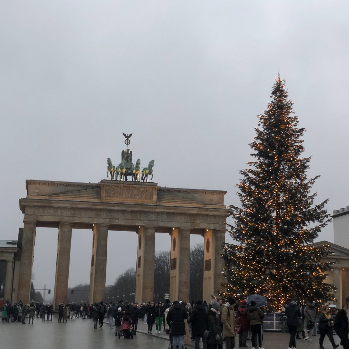 After walks in the neighboring cities of #Basel🇨🇭 #WeilamRhein🇩🇪 #Huningue & #SaintLouis🇫🇷 and fireworks over the #Rhein back to #Berlin 

Here's to new beginnings. Happy New Year! 🎉🎊 

01/01/2024 
🎆🎇

#Dreiländereck
#3LAND 🇫🇷🇩🇪🇨🇭