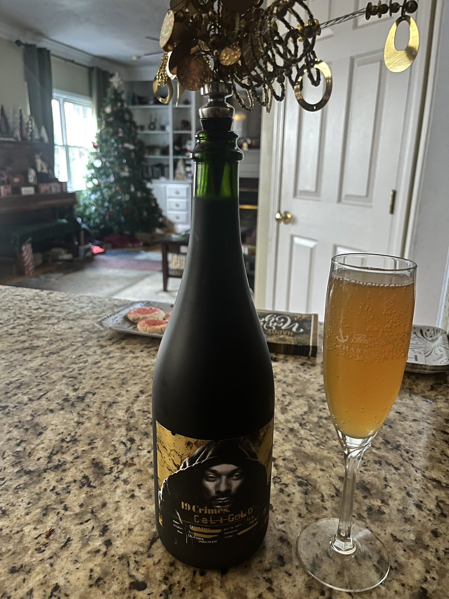 LifeByCompass's tweet photo. Who knew there was a bubbly with @SnoopDogg on it?  That was the choice last night! Was really good. Morning #mimosa anyone? 🥂 

Happy New Year!

#2024 #HappyNewYear #champagne #snoopdogg @19Crimes https://t.co/vBjz1Ek9rP