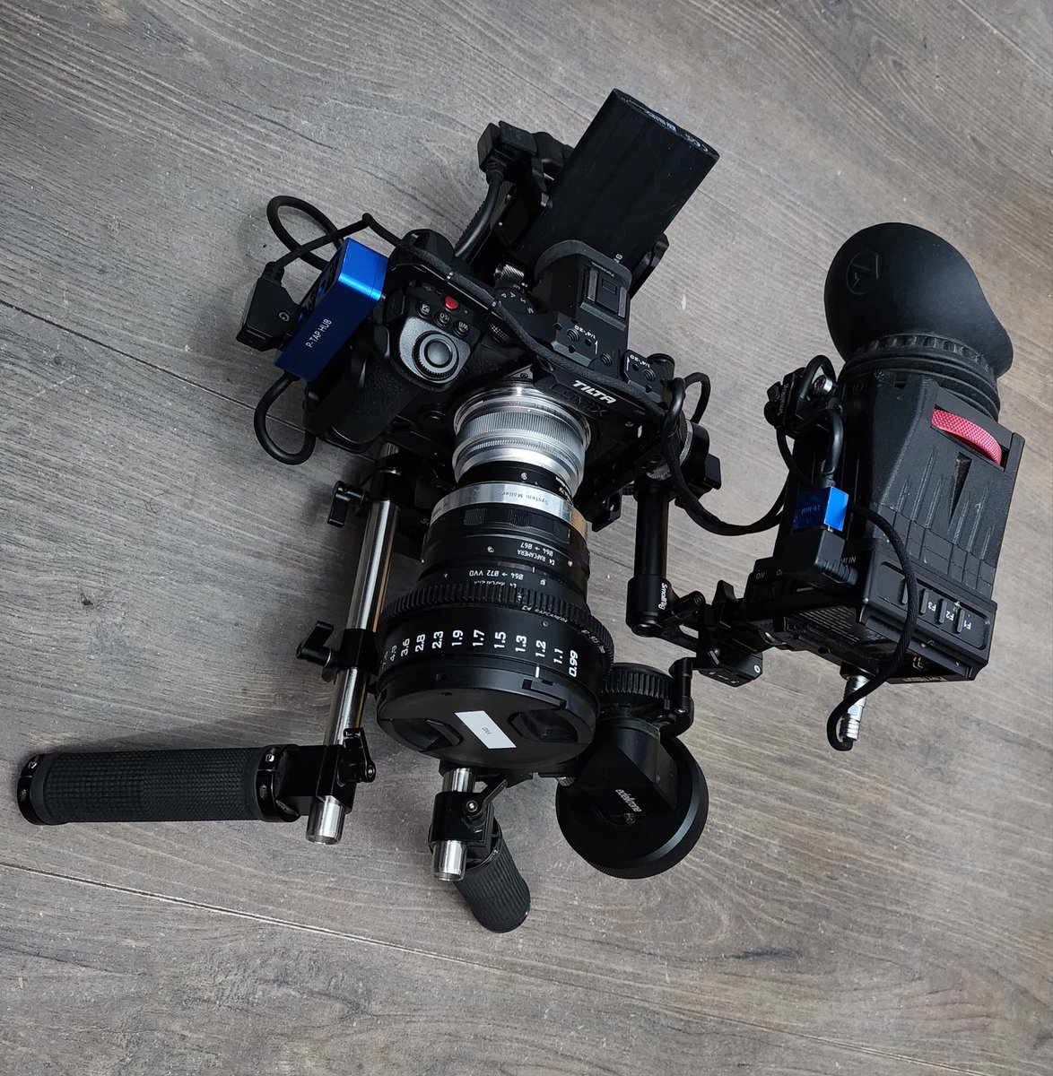 UAVHive's tweet image. My #Lumix S5IIX rig is more or less finished, set up to be powered by V-Mount and to record vintage #anamorphic as ProRes onto SSD.