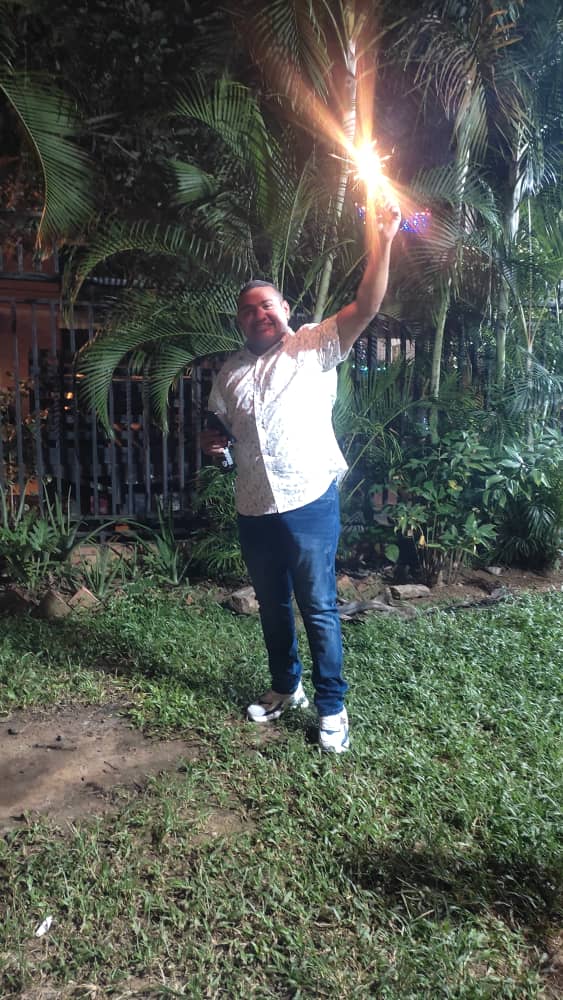 VICONDIORO's tweet photo. Feliz Año Nuevo para todos 🎆🎇🎇 https://t.co/j2S5hOVhpA