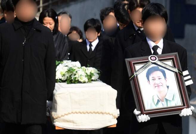 wpdlatm10's tweet photo. 송요훈 기자

새해 첫날에 다시 외친다. 이선균의 죽음은 타살이다.

고백한다. 경찰이 배우 이선균을 마약 투약 혐의로 수사하고 있다고 언론이 전했을 때 나는 오해했다. 성실하고 선해 보이던 그가 마약의 유혹에 빠지다니, 나는 배우 이선균에게 실망했었다.

그런데 아니었다. 그는 마약에 빠진 범법자가 아니라 협박을 받는 피해자였다. 그럼에도 그는 보호가 아닌 피의자로 수사를 받아야 했다. 두 차례에 걸친 국과수의 정밀검사에선 마약 성분이 검출되지 않았다. 그럼에도 그는 또 포토라인에 서야 했다.

그는 대중의 인기로 먹고 사는 배우다. 배우에겐 그것이 생존의 이유이고 삶의 전부다. 그런데 그는 한 순간에 그 모든 걸 빼앗기고 발가벗겨져 포토라인에 세워졌다. 마치 사형을 기다리는 죄수처럼. 그를 향한 수많은 카메라가 그에겐 사형을 집행하는 총구로 보였을 것이다.

마약 수사의 기본은 비밀스럽고 은밀하게 수사하여 공급망, 유통망을 일망타진하는 것이다. 그런데 이선균은 협박받는 피해자로 경찰에 도움을 요청했음에도 거꾸로 피의자가 되어 마약사범의 낙인이 찍히고 사냥꾼 언론의 먹이가 되어야 했다. 

왜 그래야 했는가. 정상적인 국가의 정상적인 대통령이라면, 이선균을 이대로 보내면 안 된다. 그가 누구든 수사 과정에서 개인의 명예와 인권이 처참하게 짓밟히고 자살로 내몰린 경위를 철저히 조사하여 국민에게 이실직고하고 재발 방지 대책을 만들라고 지시해야 한다. 

정상적인 대통령이라면 격노는 이럴 때 하는 거다. 배우 이선균의 죽음을 따라가면 법무장관 한동훈이 쏘아 올린 마약과의 전쟁으로 이어진다. 많은 국민은 이선균에 대한 무리한 수사의 이면에는 실적 보여주기에 쫓기던, 혹은 국민의 시선을 연예인 수사로 돌리라는 위로부터의 압력이 있었을 것이라고 의심한다. 

이선균을 이대로 보내서는 안 된다. 이선균의 죽음에 윤석열 대통령이 아무 말이 없다는 건 그 또한 방관의 공범이라는 고백이나 다름없다. 대통령이 지켜야 할 건 국민의 생명이다. 명품백을 선물로 받는 대통령 아내의 주가조작 등 불법 행위가 아니다.