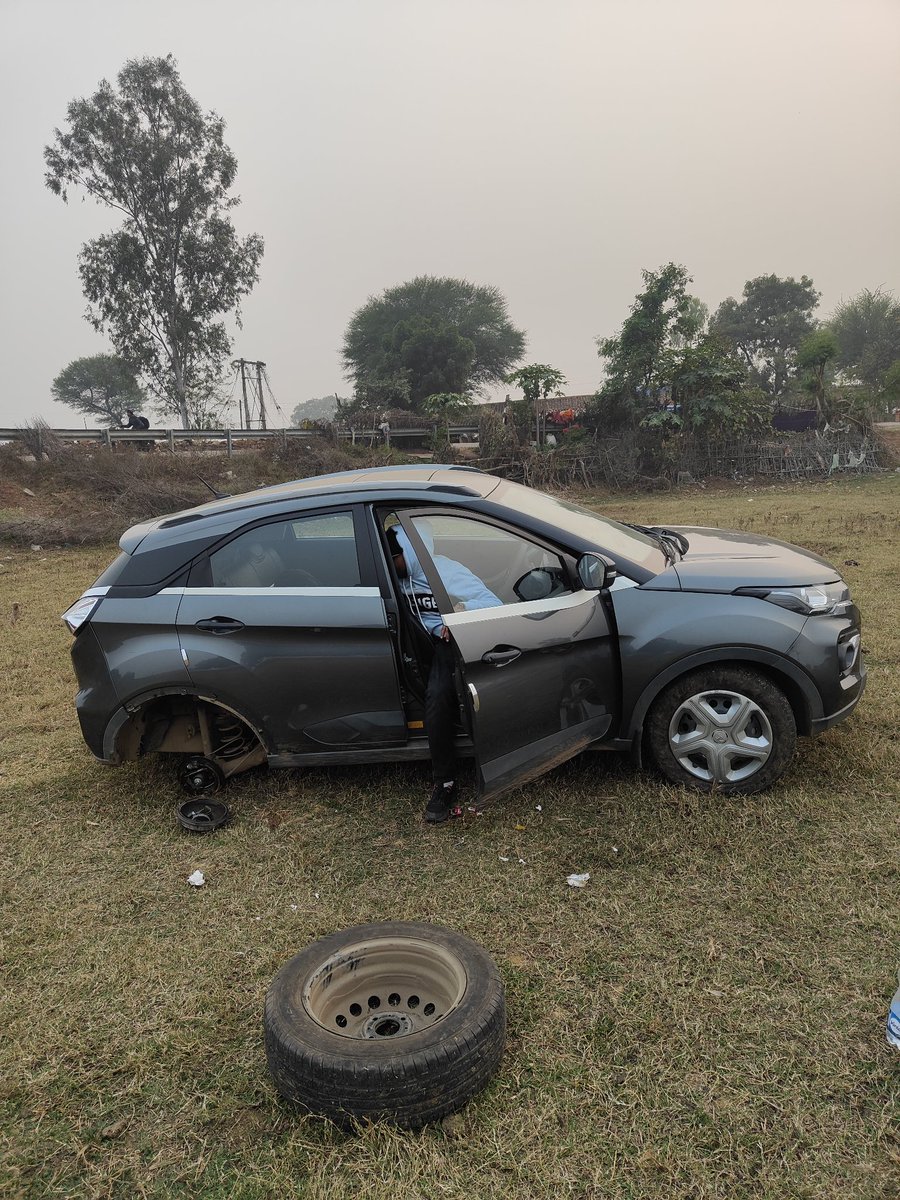 TanmayRaju2's tweet photo. Instead of playing this cheap image saving tactics work more on providing better after sale service Find out about how people in workshops are doing scams. I am sure this was not the dream of sir @RNTata2000 @tata_cars @TataMotors @ConsumerReports @ZeeNews #trending2024 https://t.co/EQOynsqfok