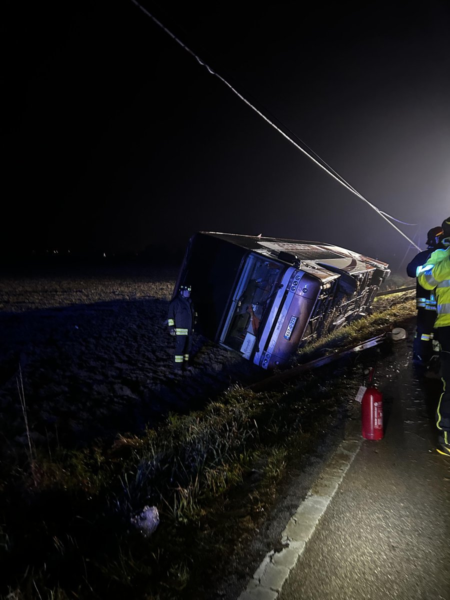1GEN 2:50 #Jesolo pulmann con 79 persone a bordo esce di strada, intervenuti #suemVE e #suemTV con 7 mezzi e <a href="/vvfveneto/">VigilFuoco Veneto</a>. 10 contusi, nessuno grave, e 69 illesi temporaneamente accolti all'ospedale di Jesolo in attesa di una sistemazione