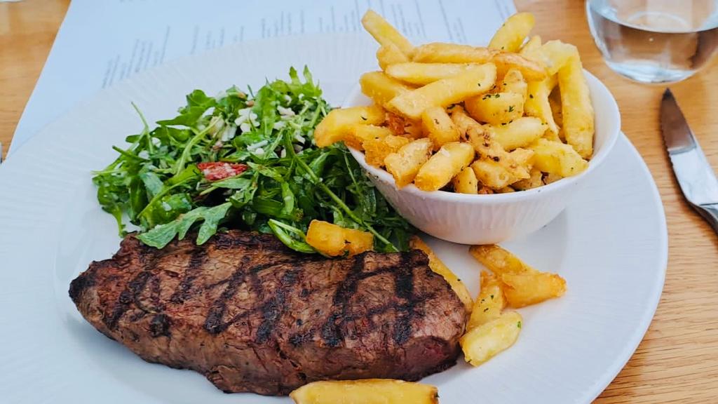 Thanks to all the lovely staff at the <a href="/WhiteHorseBranc/">The White Horse</a> for Lisa's birthday meal yesterday - Staithe Smokehouse salmon with dill and capers, fresh #Brancaster oyster with shallot and vinegar, stone bass fillet with crispy kale, and a delicious sirloin steak with gremolata fries 👌