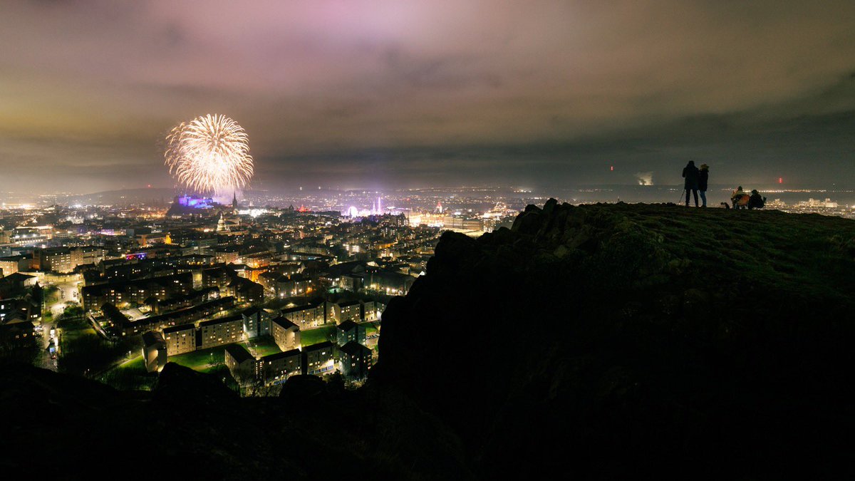 Happy New Year A few more images from Edinburgh's Hogmanay celebrations. Edinburgh Castles firework display was spectacular. Viewed from Salisbury Crags, it was the perfect way to welcome the new year. All the very best for 2024! @VisitScotland @edinburghcastle #hogmanay