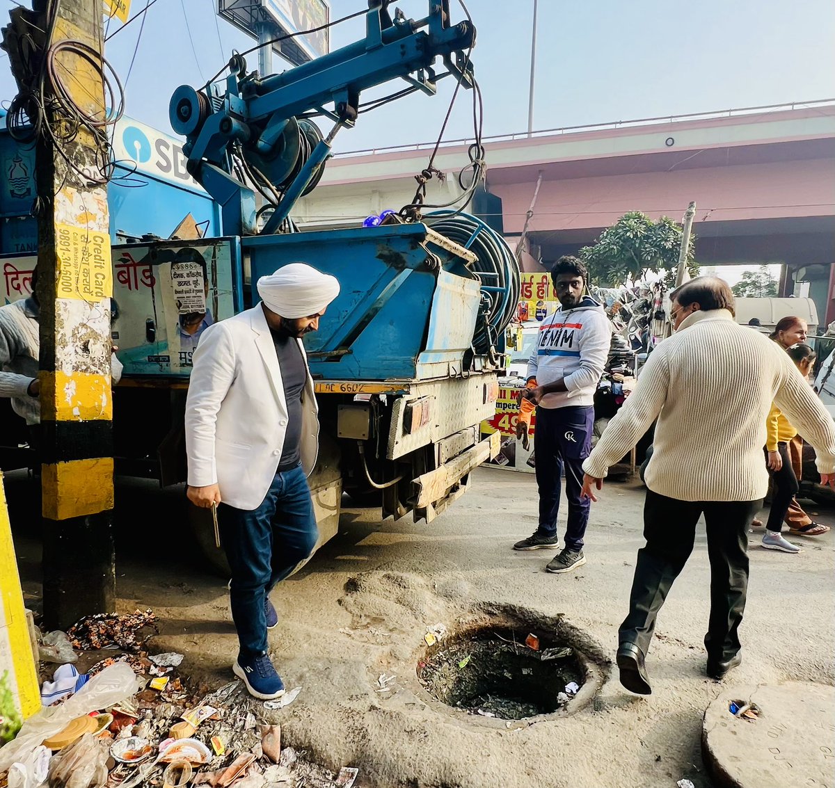 JarnailSinghAAP's tweet photo. तिलक नगर से सीवर लाइन की शिकायत आने के बाद तुरंत मौके पर दिल्ली जल बोर्ड के अधिकारियों को बुला कर स्तिथि का जायजा लिया व 
 उपयुक्त कार्यवाही की गई...

#kejriwaldelhimodel #ArvindKejriwal #AamAadmiParty https://t.co/zVrmLQfjQw