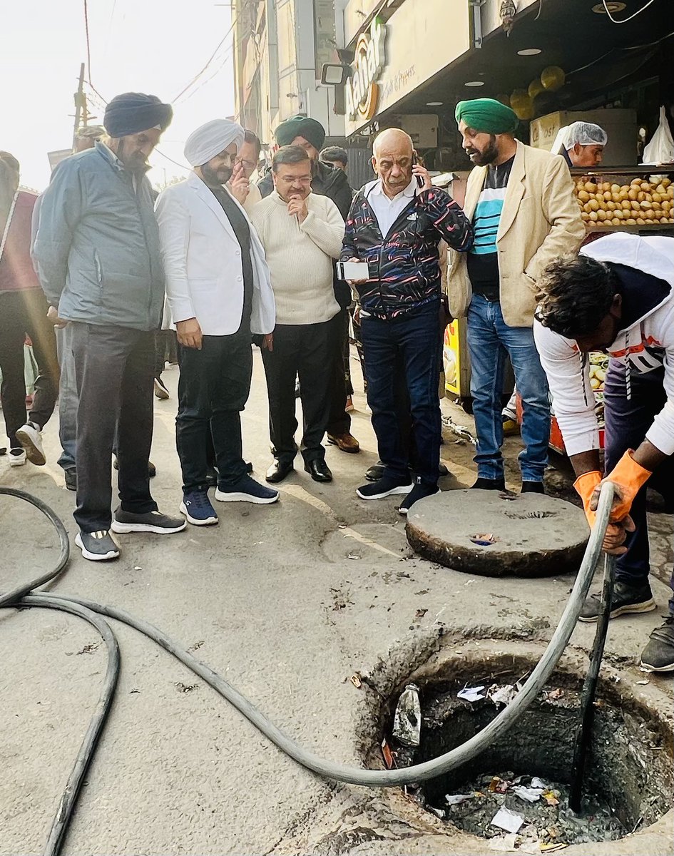 JarnailSinghAAP's tweet photo. तिलक नगर से सीवर लाइन की शिकायत आने के बाद तुरंत मौके पर दिल्ली जल बोर्ड के अधिकारियों को बुला कर स्तिथि का जायजा लिया व 
 उपयुक्त कार्यवाही की गई...

#kejriwaldelhimodel #ArvindKejriwal #AamAadmiParty https://t.co/zVrmLQfjQw