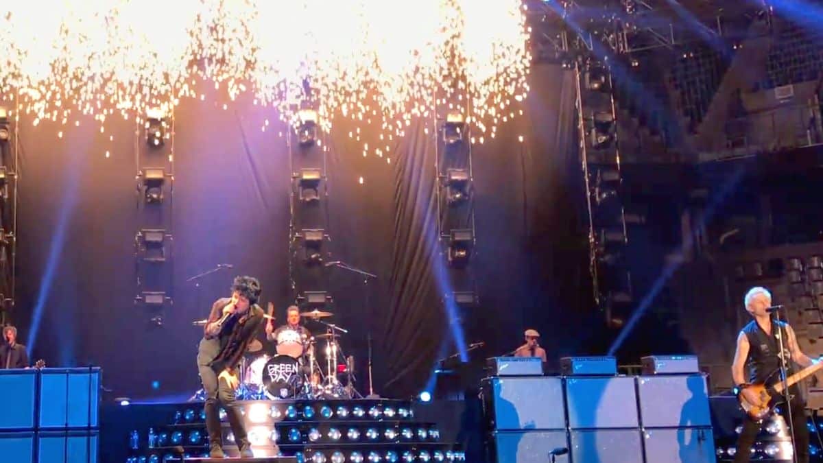 JournalBharatIN's tweet photo. Billie Joe's New Year's Eve wish for you? 
Green Day is ready to ring in the new year with us, and we can't wait to see what Billie Joe and the boys have in store! Join us for an epic night of punk rock anthems!  #NYRE2024 #GreenDay #NewYear2024 #RockinEve #rockband #rockmusic https://t.co/2b4gObo7Pn