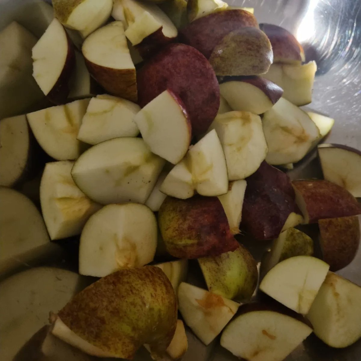 TeTrimTeas's tweet photo. Treftadaeth afalau Cymreig gan @PantDu
Am fwy o ymchwil te iechyd cyffrous gyda @SMART__recovery
 @Prifysgol_Aber
 @AberInnovation @innovateuk
 🍎🍏🍎
 #HappyNewYear
 #lionsmane  #healthandwellness #healthychoices #communitygrowing #community #TrimsaranTea #Gwynedd https://t.co/NTP20pZO1z