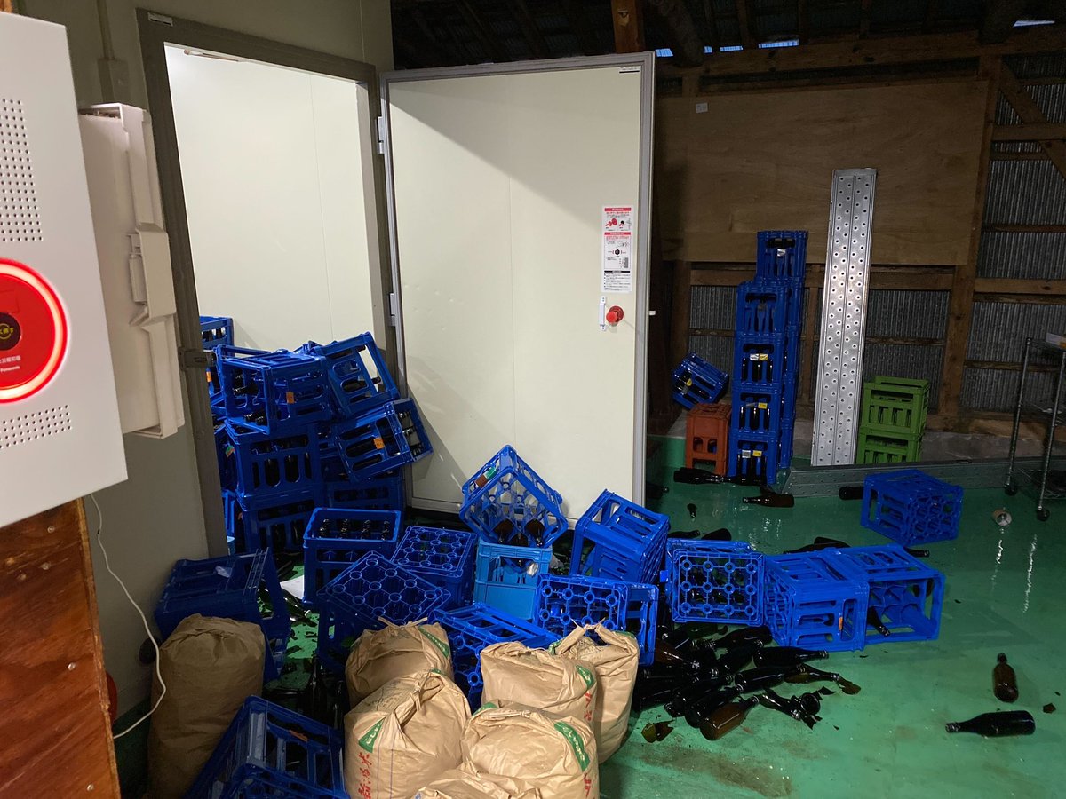 abesakebrewery's tweet photo. 送られてきた一部写真。見れば見るほど。辛い。

さようなら阿部酒造のお酒達。バックビンテージ達。
どれも美味しいんだけどな。お酒も種類がぐちゃぐちゃになったので、混合して発売になるかもしれないし、

余震等があるのでしばらくは僕達でやりますが、設備等にかかったお酒の片付けなどヘルプを今後お願いするかもしれません。