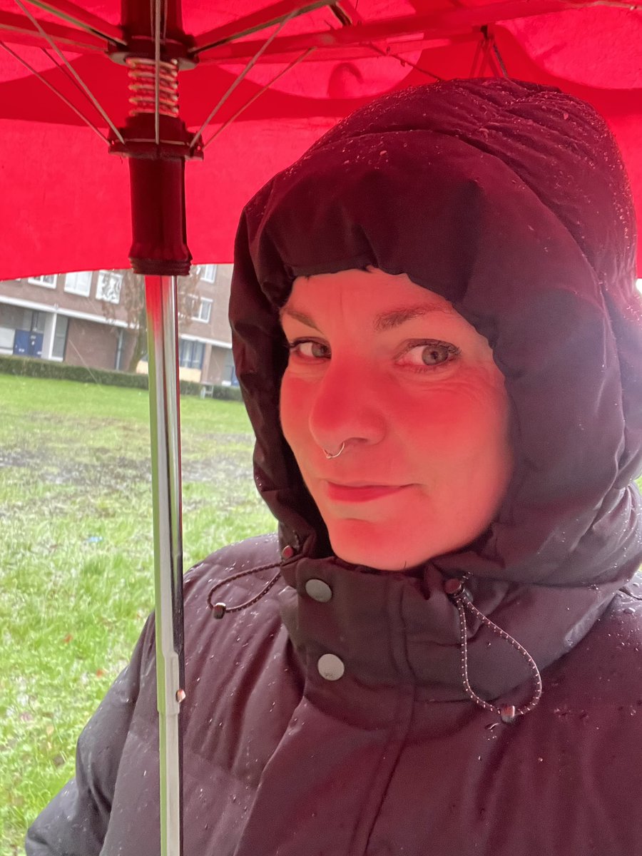 kimskinskipster's tweet photo. Nog even chillen met skip. Die weer relaxt is😍 en net een wandeling in de regen gemaakt. Nat en fripsjes #goedestart https://t.co/CaLICy2exZ