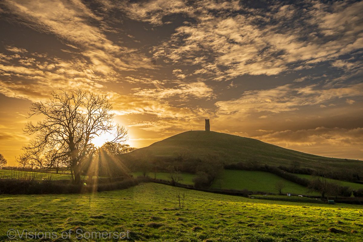 Glastomichelle's tweet photo. Happy New Year! Taken this morning shortly after sunrise in Glastonbury. https://t.co/lWEKQReQhZ