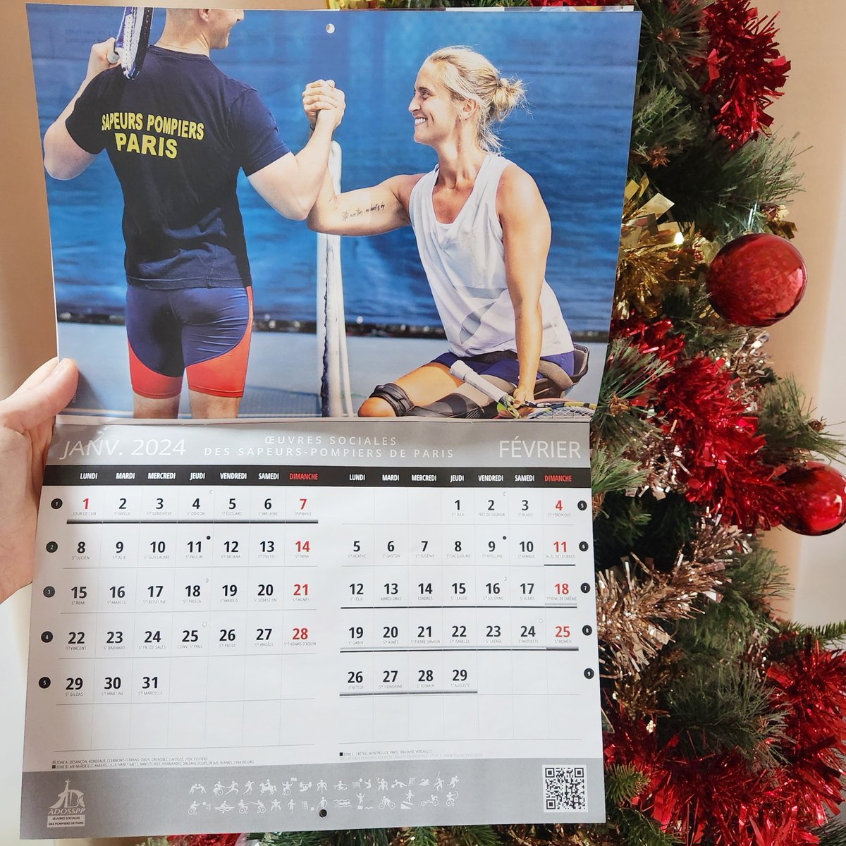 ADOSSPP's tweet photo. En ce 1er janvier, il est temps d'afficher la première page de votre calendrier 2024 des pompiers de Paris !
Notre association en profite pour vous présenter ses meilleurs vœux et vous souhaite une excellente nouvelle année ! #calendrier #2024 #adosspp #pompiersparis #association https://t.co/m9XG8B9BJk