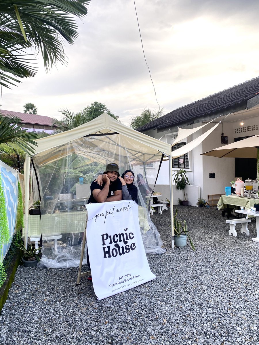 hrthazfr_'s tweet photo. Hi guys👋🏼 dengan rendah hati aku dan wife mulakan tahun baru dengan kedai baru di seremban.

Our famous picnic concept  and a western brunch buffet aku bawa kat sini untuk orang sini dapat enjoy and bonding dengan family. 

Harap korang boleh bantu RT untuk rezeki kami 🙏🏽 https://t.co/AKz9f2d2WC