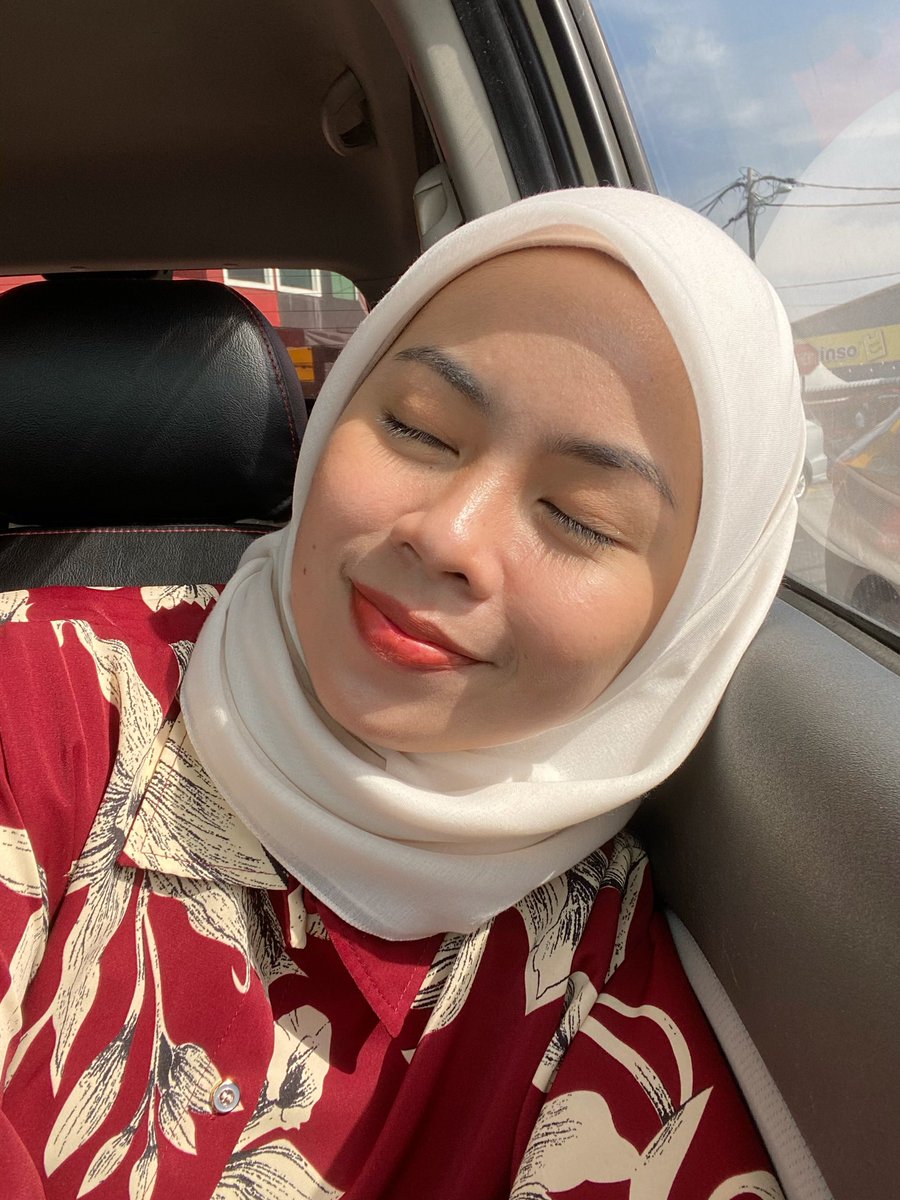i_ffaa's tweet photo. Harini keluar pakai Numbuzin Tone Up sunscreen, dazzle me lip cream &amp; brow pencil je. Before that prep muka guna OneTree face toner, Kayman’s Blumarine, tatagaltier’s #TehMadu &amp; #TehOLive. 

Jauh lagi nak dapat glass skin but my skin is getting better ✨ https://t.co/Qg8NNvsALG