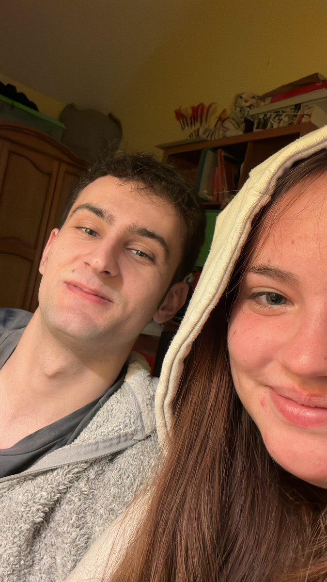 feliz año gente💗 (llevamos malos 3 días y no podemos mas)