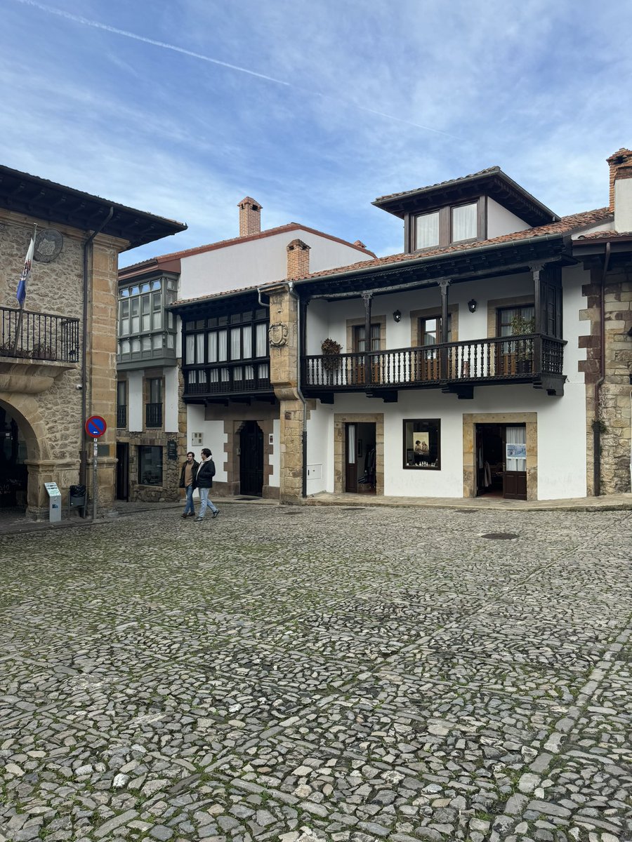 Desde hoy 1 de enero se formaliza oficialmente la entrada en nuestra asociación de Parauta (Andalucía), Trevejo y Trujillo (Extremadura) , Ampudia (Castilla y León) y Comillas (Cantabria). Bienvenidos a los nuevos miembros. Bienvenidos a esta gran familia de Los Pueblos más