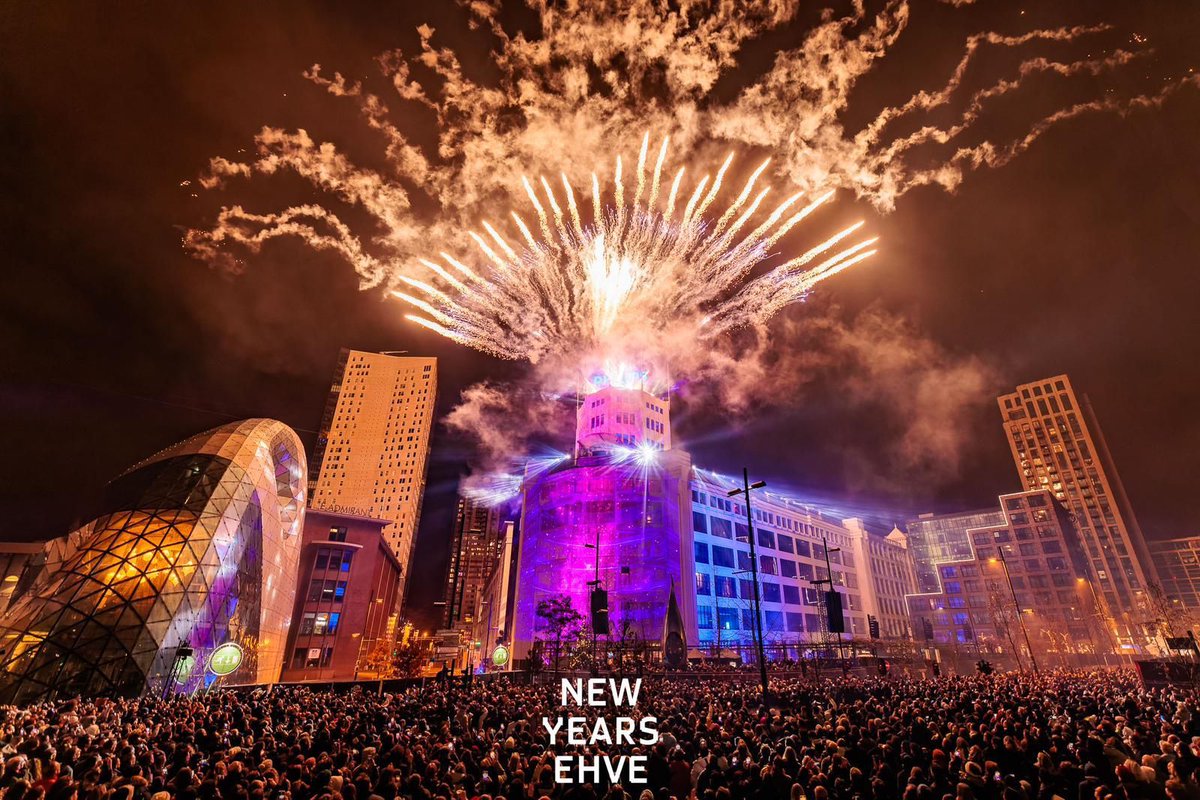 Wat een mooi beeld in #Eindhoven tijdens New Years EHVE! #vuurwerk #oudennieuw