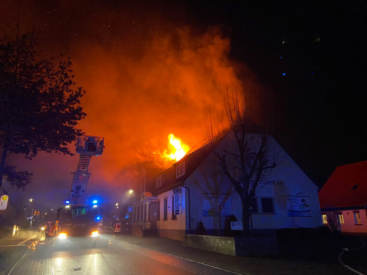 hasepost's tweet photo. Inzwischen gibt es weitere Details, wie in der Silvesternacht mehr als 60 Feuerwehrleute dafür sorgten, dass sich das Feuer im Gasthof zur Post in #Wallenhorst nicht weiter ausbreiten konnte... – Ohne Abo lesbar - immer! #Feuerwehr #LandkreisOsnabrück
https://t.co/2Yxwt5nh7q https://t.co/8A3v39G9e8