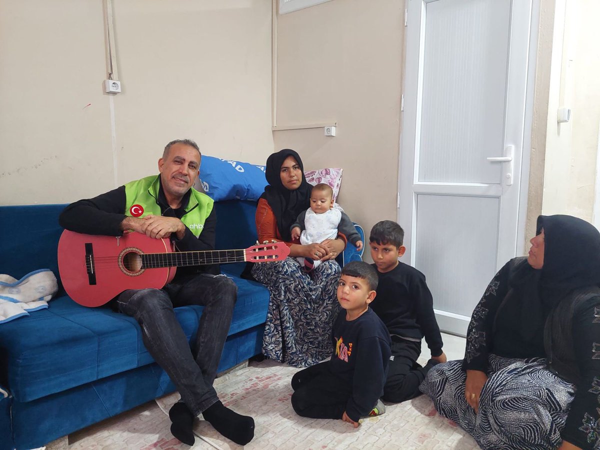 Dün geceden beri 3 konteyner kent 8 konteynır’a misafir oldum.
Elimden bu kadarı geldi :(

Burası da Nurdağı.
Kardeşimizin adı Mahi Davulcu.
Hamileydi. 9 saat sonra kurtarıldı.
Eşi Can yanıbaşında hayatını kaybetti.
3 çocukla baş başa kaldı.

Kocasının sevdiği bir türküyü istedi.