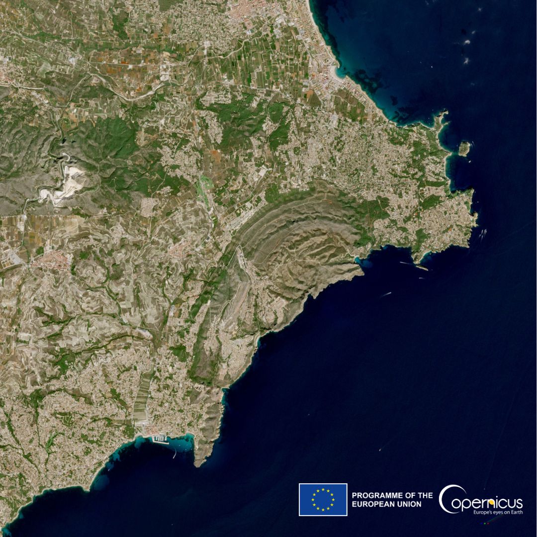 #CopernicusSanta 🇪🇺🛰️ gifts are coming❗️ Teulada🇪🇸 as seen by #Sentinel2 Special #HolidaySeason present 🎁 for @vebaixadesento