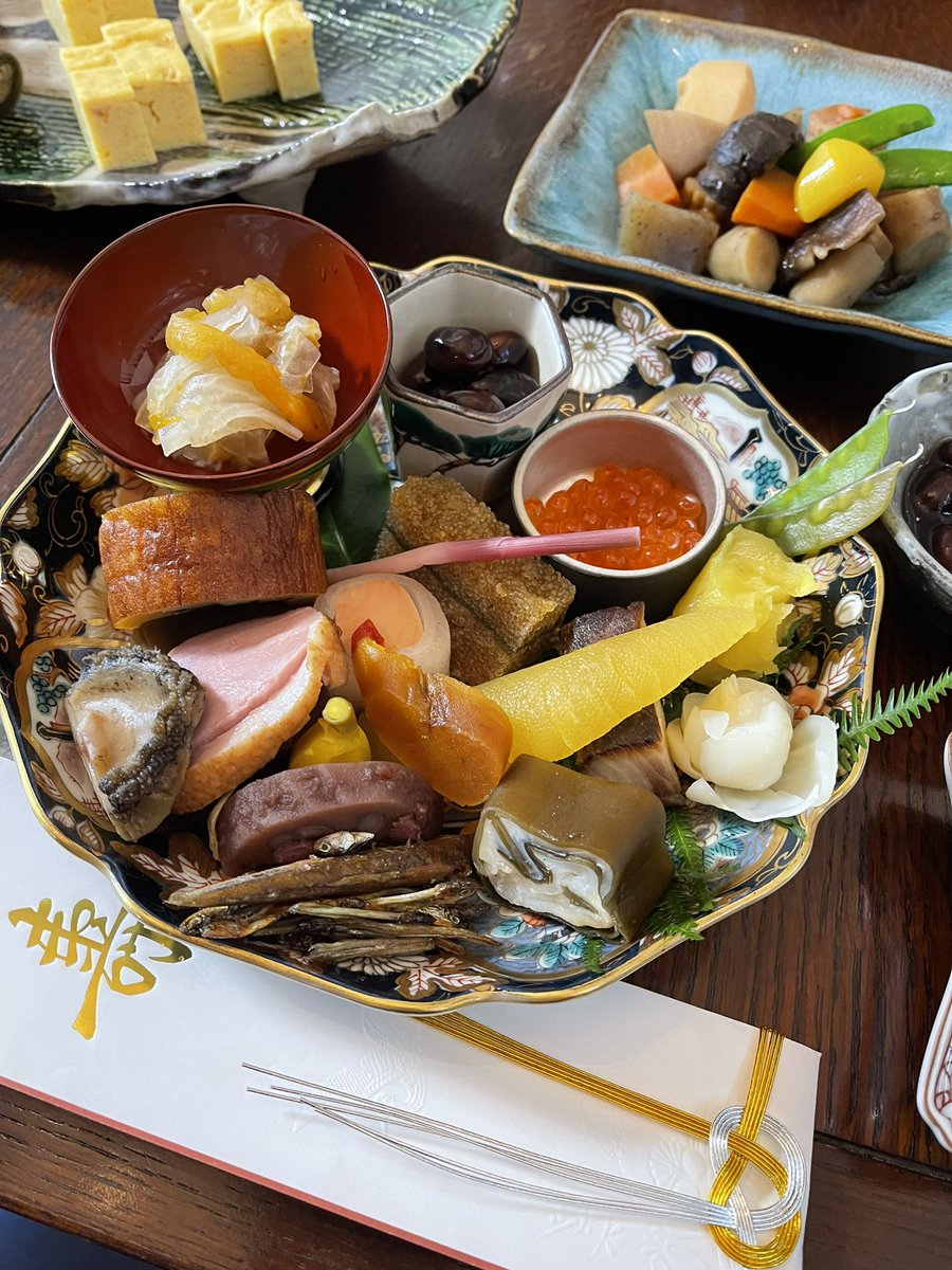 pchie's tweet image. 今年はお節をお皿にてんこ盛りに〜みちみちっ。