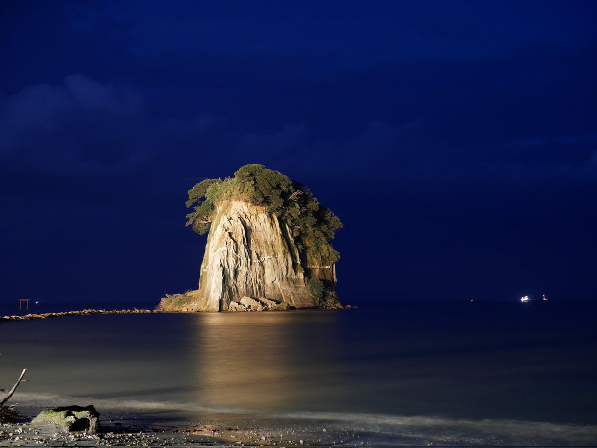 AgastiaSingh's tweet photo. 見附島、どうやら崩壊した模様。
少なくとも空海が見てるので、1200年間はなかった規模の地震ってことになる。

これは去年の7月に撮ったやつ。 https://t.co/JKXNUyClDu