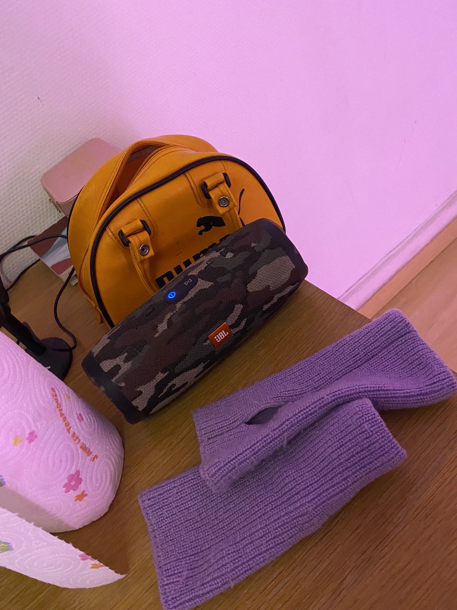 brownbunnygf's tweet photo. cette nuit y’avait une chanson trop bien je croyais j’avais screen pr me rappeler du titre là j’ai trouvé la photo……. c’est juste l’enceinte….. je sais pas où j’étais dans ma tête mais je pense que c très grave.//// et vs ça va https://t.co/SDdxHAZS6a