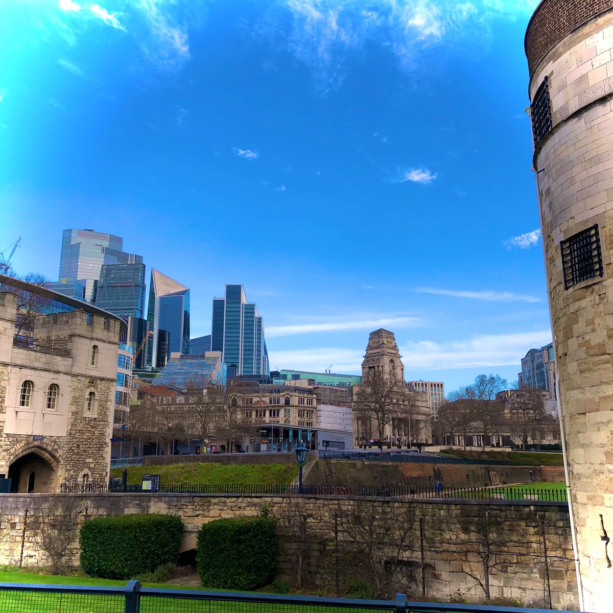 #HappyNewYear the #thames this morning in #NewYearsDay2024 and, some #bluesky over @TowerOfLondon @ThamesPics