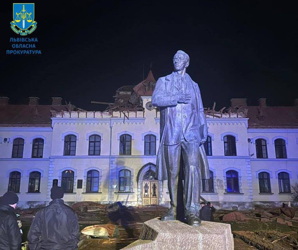 UkraineWorldEsp's tweet photo. @GP_Ukraine @AndriyKostinUa ▪️ En #Lviv, como consecuencias del ataque 🇷🇺, fue destruido un museo y fue dañado el edificio de una de las facultades de la Universidad Nacional de Ingeniería Agrónoma de Lviv. Afortunadamente, no hay víctimas mortales ni heridos.

@GP_Ukraine

#Leopolis #Ucrania #CrimenesRusos https://t.co/p6GukP3bae