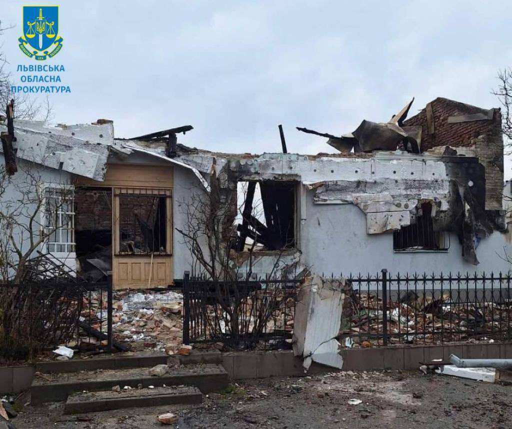 UkraineWorldEsp's tweet photo. @GP_Ukraine @AndriyKostinUa ▪️ En #Lviv, como consecuencias del ataque 🇷🇺, fue destruido un museo y fue dañado el edificio de una de las facultades de la Universidad Nacional de Ingeniería Agrónoma de Lviv. Afortunadamente, no hay víctimas mortales ni heridos.

@GP_Ukraine

#Leopolis #Ucrania #CrimenesRusos https://t.co/p6GukP3bae