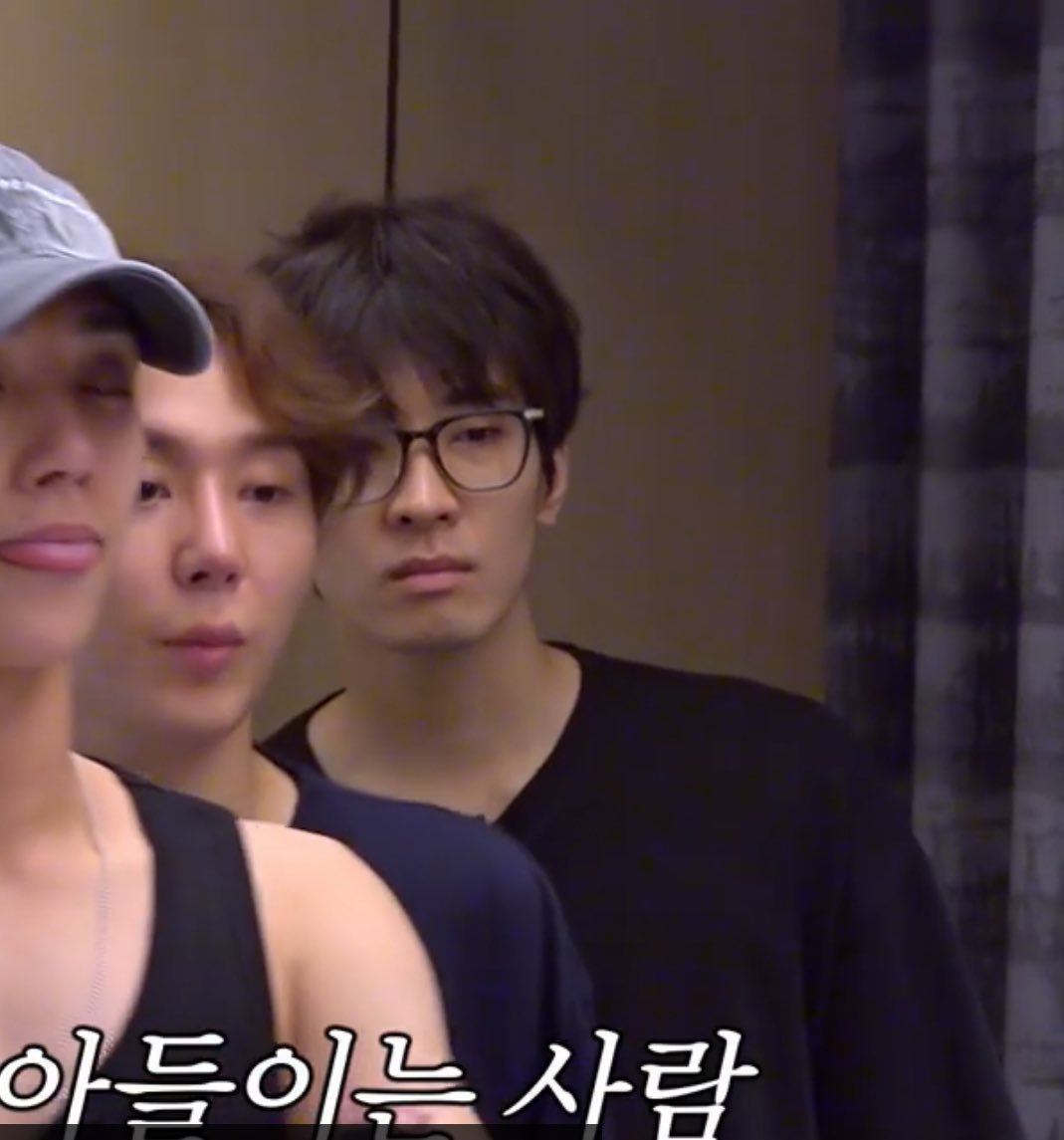 Minwon sleepy faces 🥺💚💜

… and matching shirts 🤭