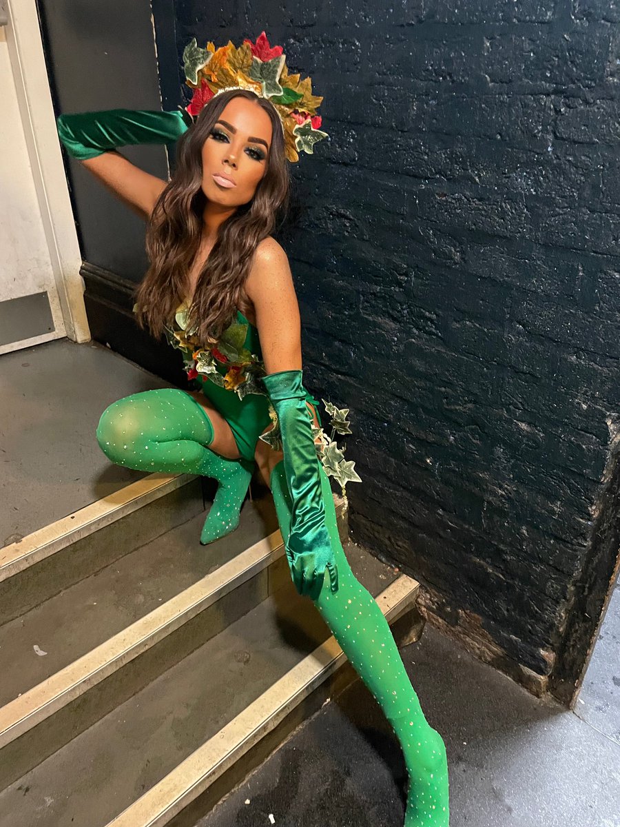 charllryan's tweet photo. Bringing in 2024 in Neverland 💚🍂🍁🥂 #performer #dancer https://t.co/bBHlAI1Ady