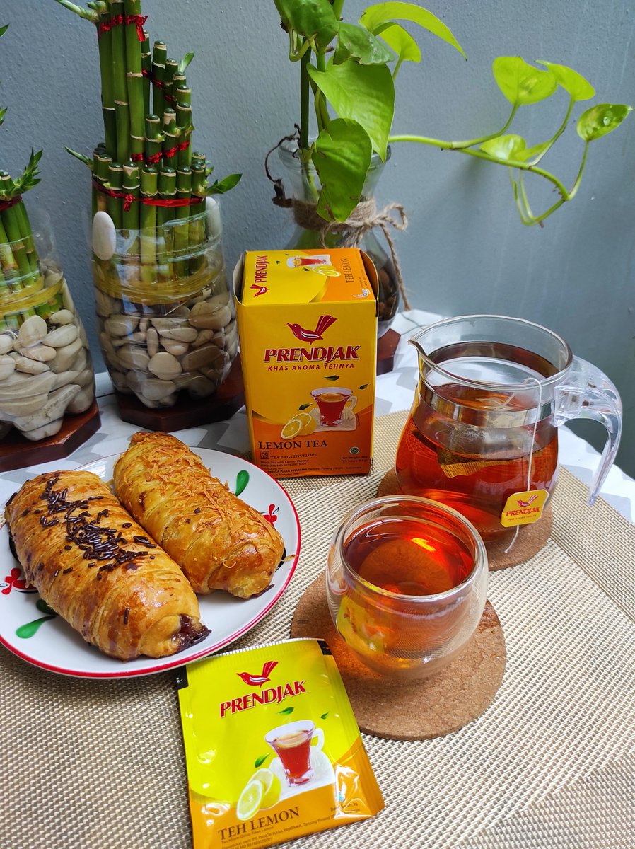 Widino's tweet photo. 6. Teh celup lemon terenak: Prendjak Lemon Tea

Banyak bgt produsen teh lokal yg ngeluarin teh lemon/lemon tea, tp yg rasa lemonnya real dan mendekati kaya pake lemon asli cuma Prendjak Lemon Tea. Pas awal beli sempet under estimate pasti kaya lainnya nih yg rasa lemonnya aneh, ternyata engga dong.
