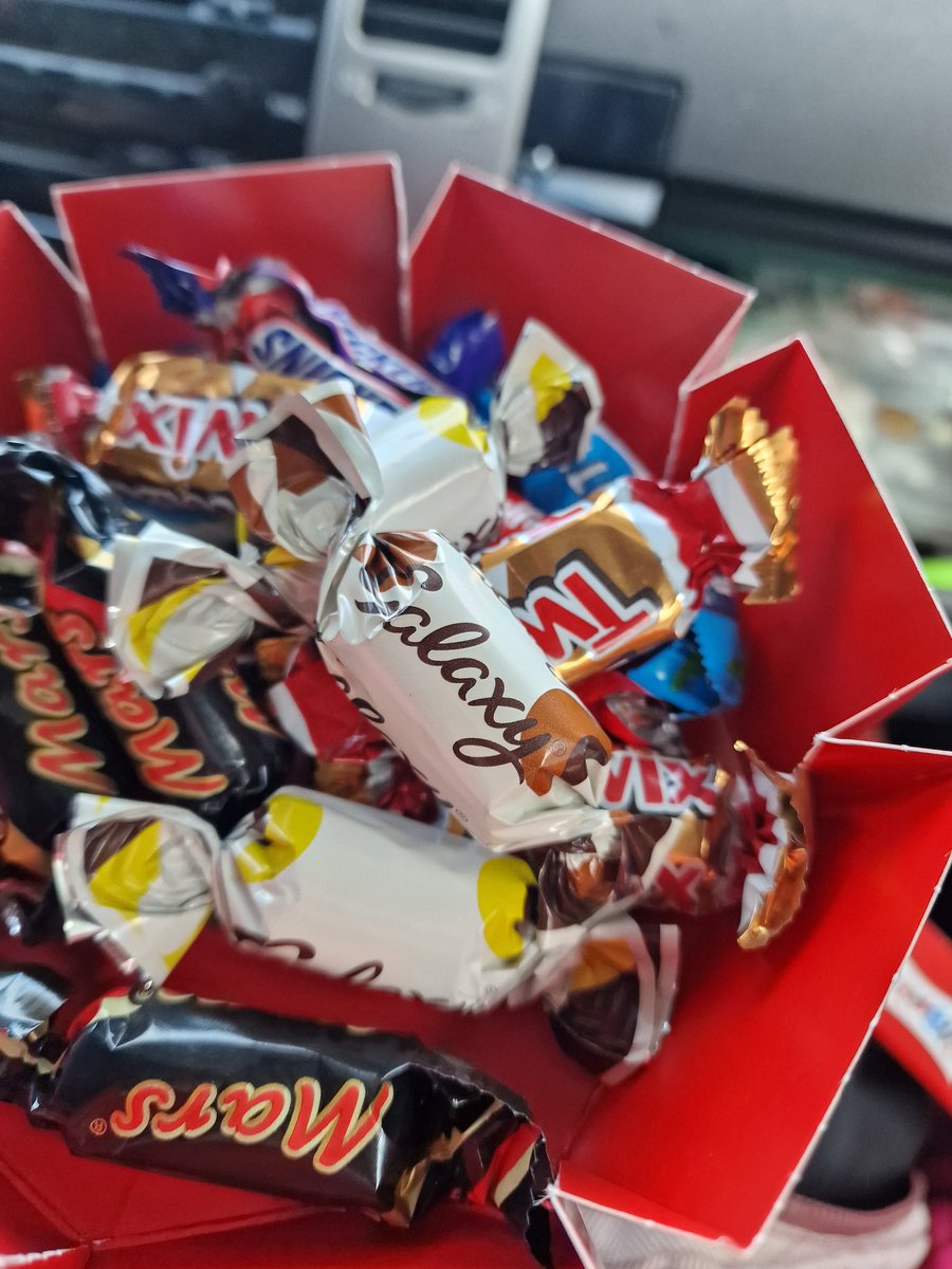 nrg50's tweet photo. @SamsungNL Kijk, zelfs Celebrations supporten jullie! #Galaxy #Celebrations #MARS https://t.co/PAkOy3vT70