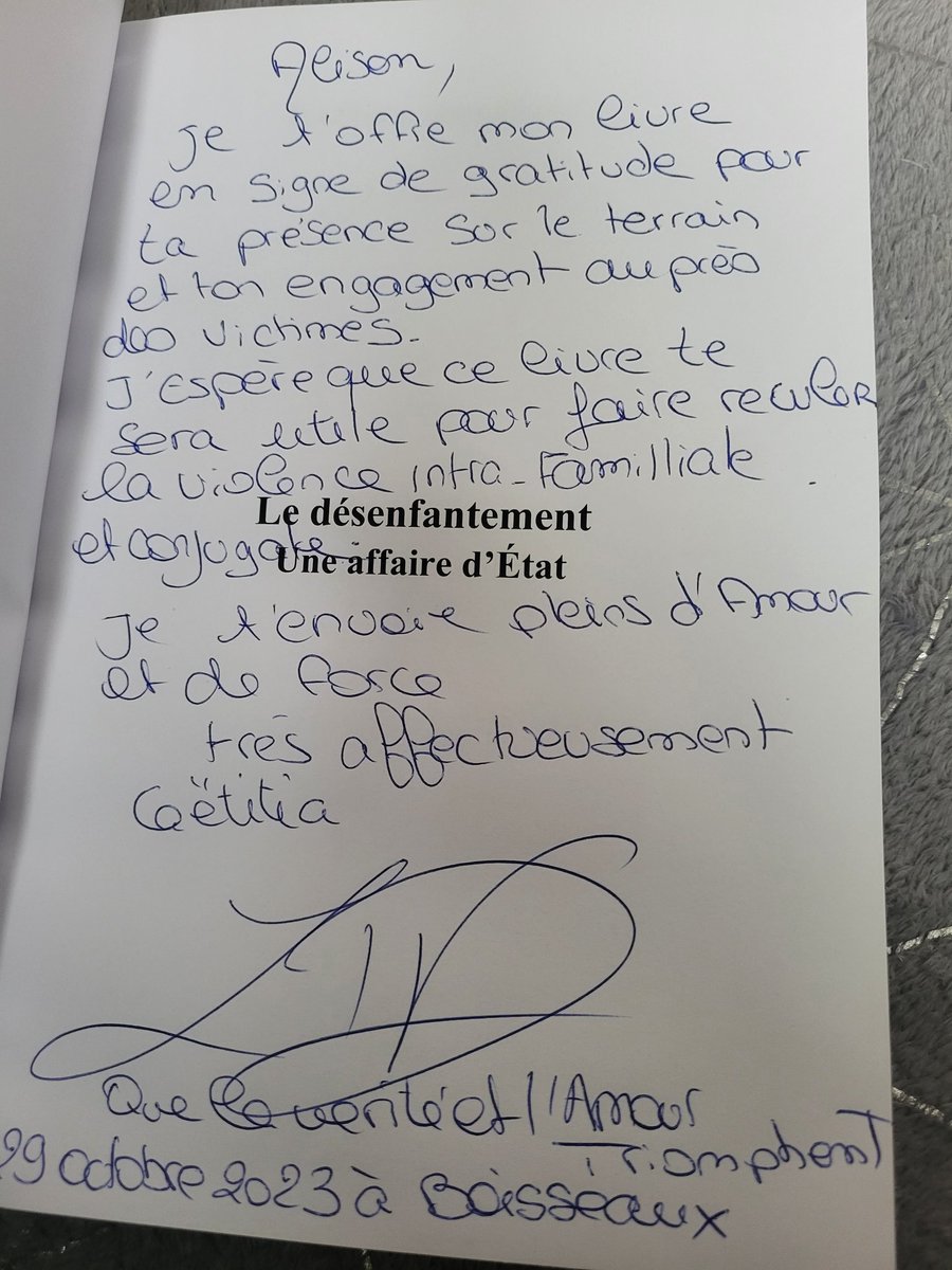 Lily_Antovska's tweet photo. Merci infiniment Laëtitia Deschamps de m'avoir envoyé ton livre, que je viens de terminer. 

Merci de l'avoir écrit, tout y est, pour comprendre les dérives et ravages du désenfantement.
Des solutions sont proposées, les associations citées, un livre à lire &amp; à faire lire .⤵️ https://t.co/NRUpwI75gg
