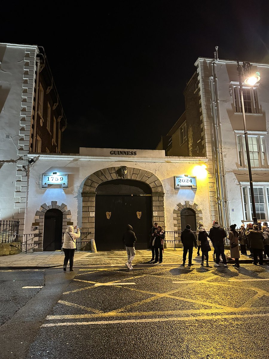 The changing of the years at the Guinness gates on New Year’s Eve. A small tradition that I explore in this short episode of the Publin podcast. 

open.spotify.com/episode/1rPkEv…