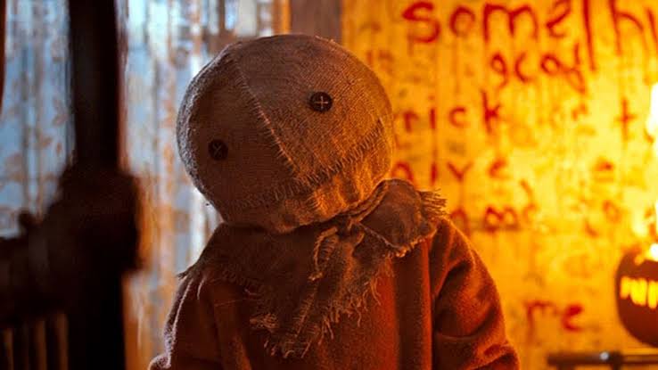 #TrickRTreat - 2007 - English
'4 interlink stories during Halloween day'

Good entertaining horror film. 
Engaging throughout - ⭐3.5/5