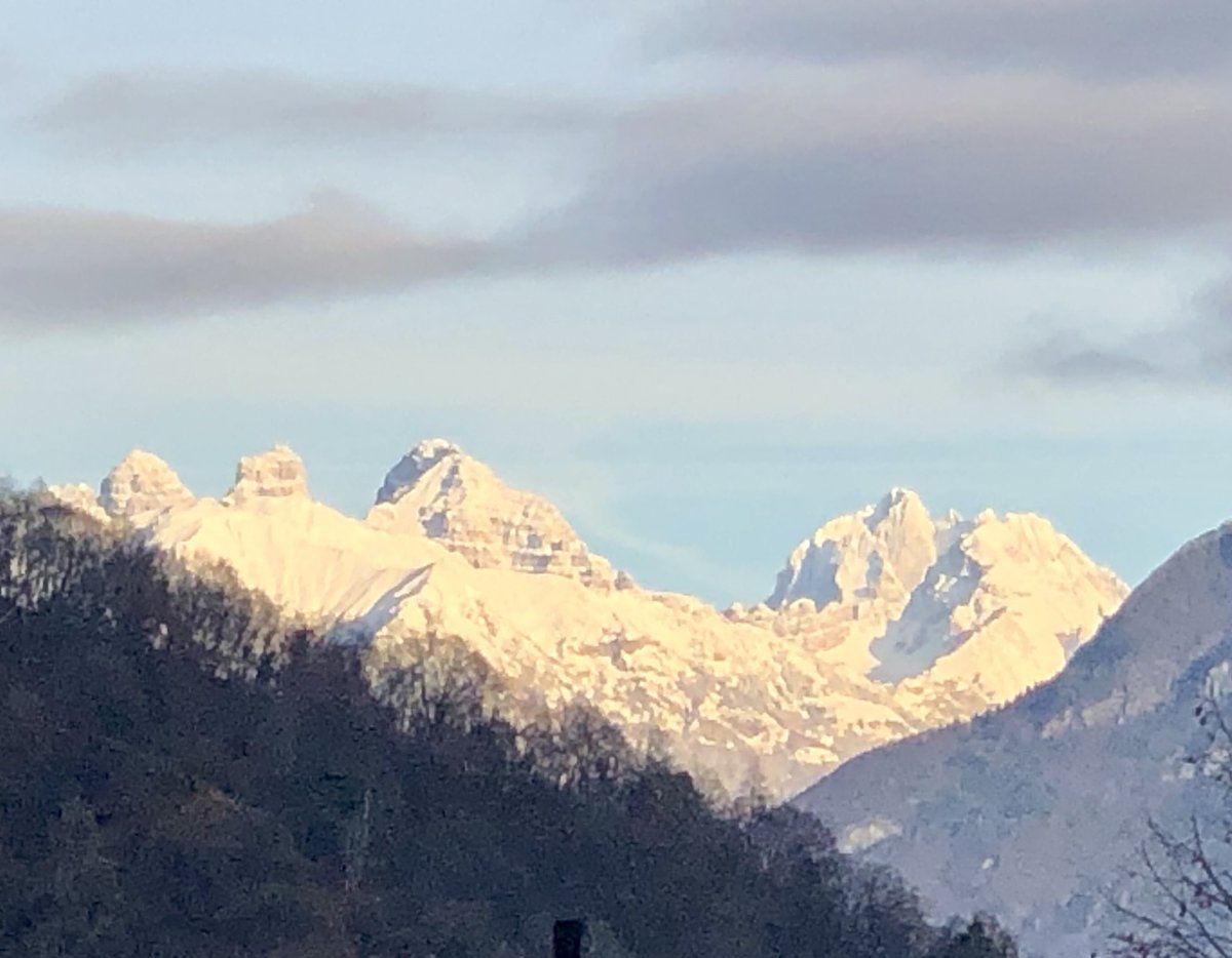 arbalbinot's tweet photo. Buon 2024 a tutti, siate ottimisti! #Alpago #lagoDiSantaCroce #Dolomiti https://t.co/Z5DPdx0sCK