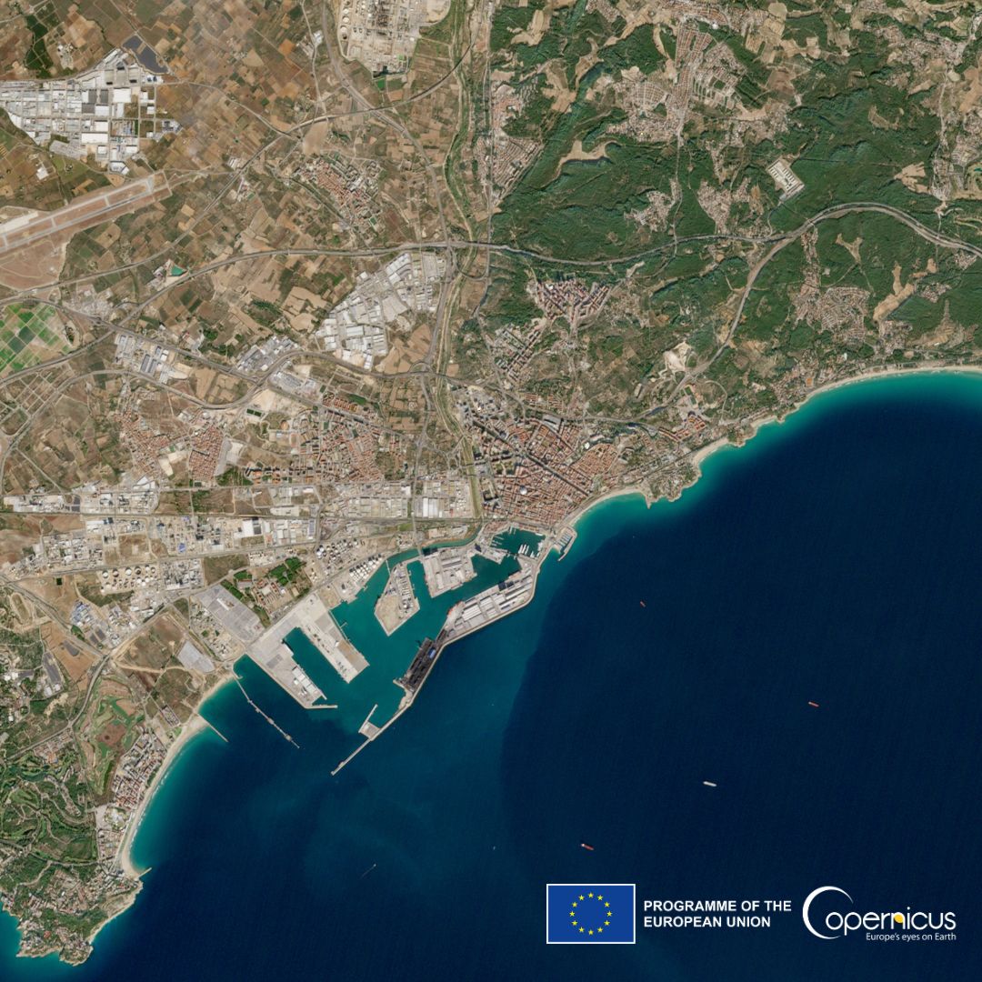 #CopernicusSanta 🇪🇺🛰️ gifts are coming❗️ Tarragona🇪🇸 as seen by #Sentinel2 Special #HolidaySeason present 🎁 for @lexFabregat1