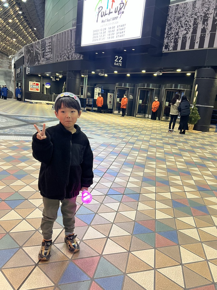 aki34aki83's tweet photo. 初のLIVE♡たのしかった！って言ってくれて
母も嬉しいよお！すんごい のりのりだった🥹

かわいいかよおぉ！🥹

お耳が少し悪いから 大丈夫かなって不安だったけど
問題なく楽しめたみたいだし🥹

とりあえず 山田くんの指さしからのバイバイは
ほんとに 元気がでたよぉ！😭

#HeySayJUMP 
#PULLUP https://t.co/lHfxfb51Wq